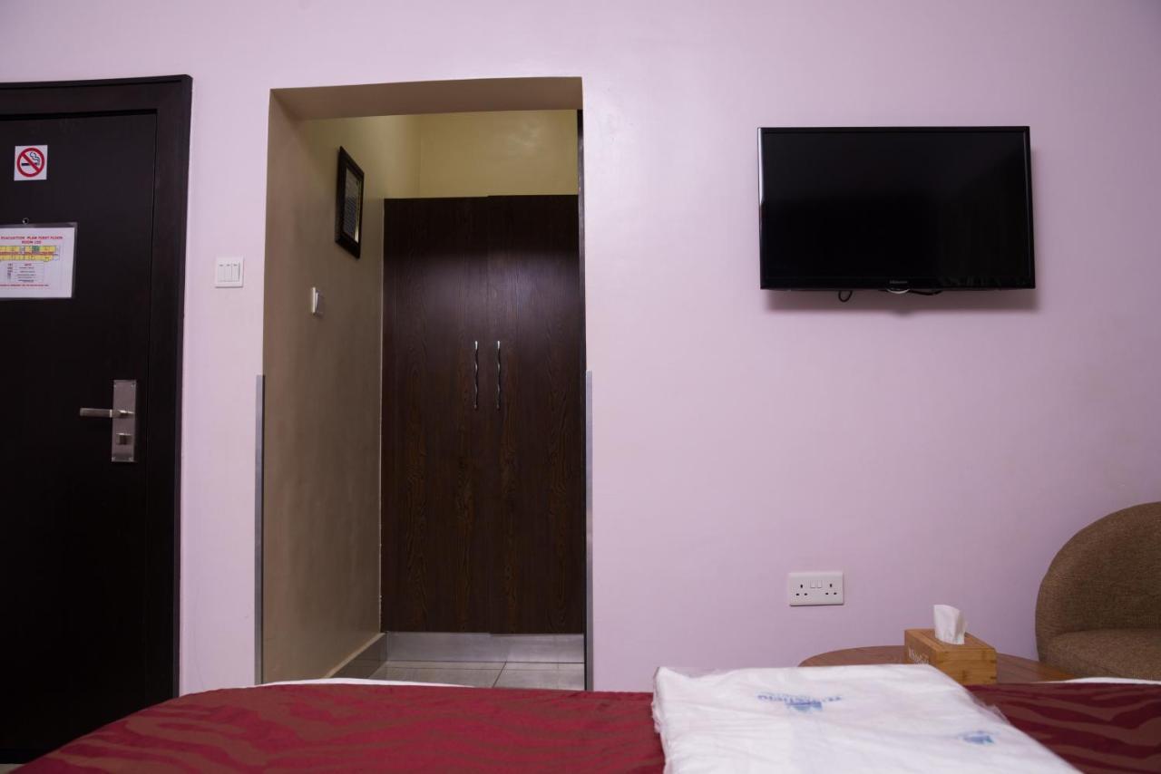 Whitefield Hotels Limited Илорин Екстериор снимка