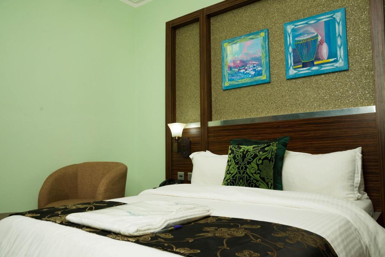 Whitefield Hotels Limited Илорин Екстериор снимка
